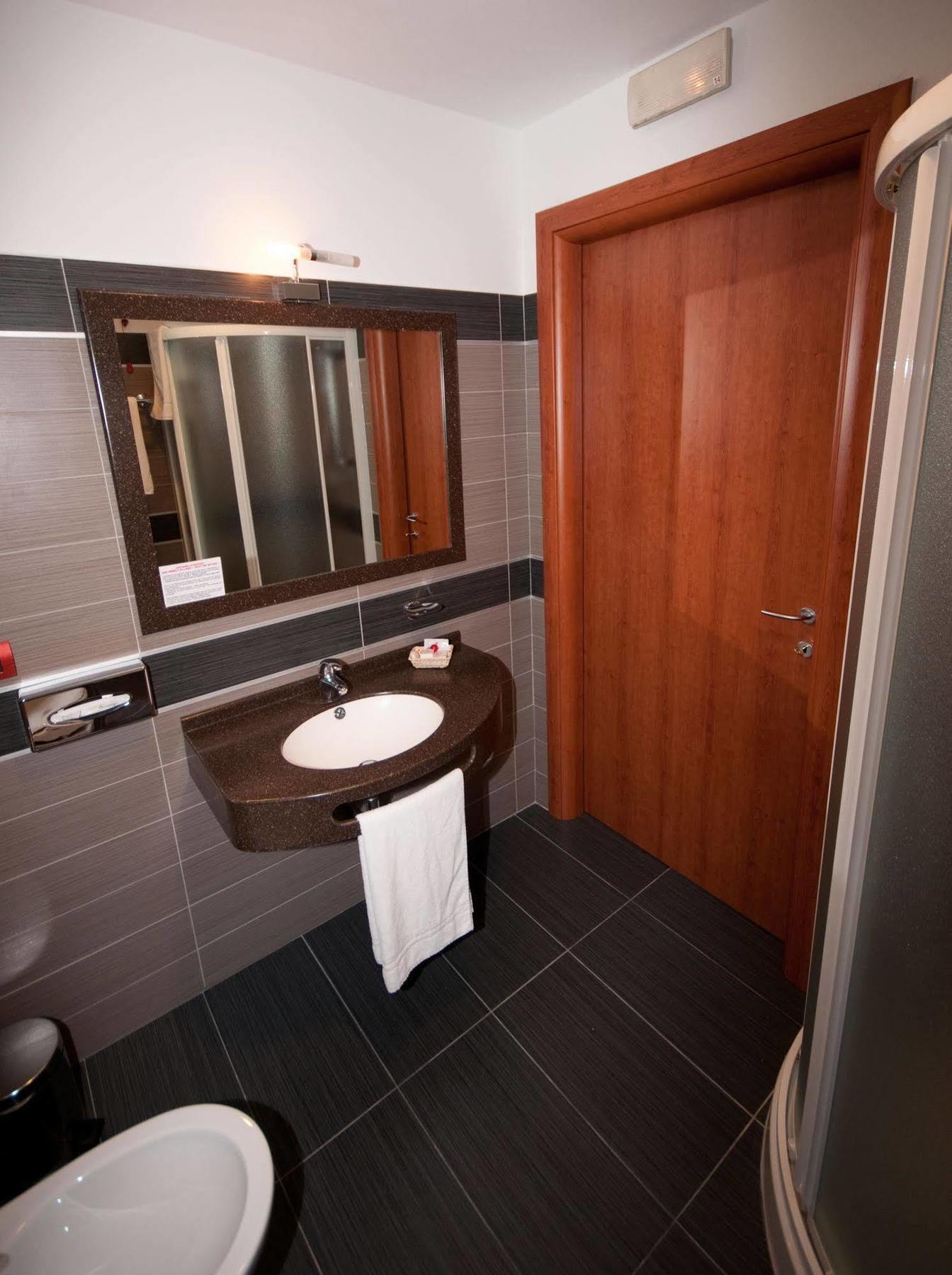 Hotel Brindor Poirino エクステリア 写真